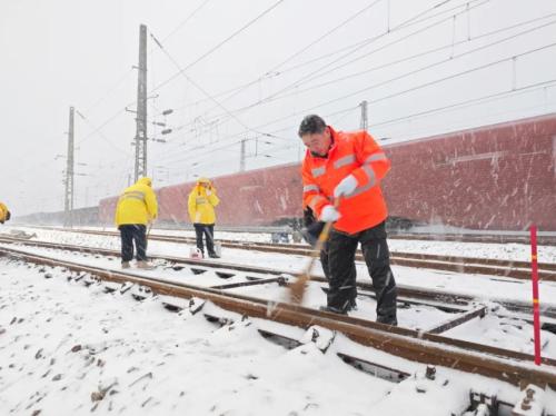 受低温雨雪冰冻天气影响 长三角铁路今明两日停运39趟旅客列车